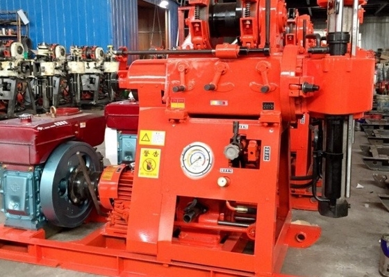 Felsen-Bergbauboden, der Technik-Bohrung Rig Diamond Gk 200 prüft