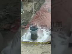 Pneumatisches Wasserbohrgerät mit Hydraulikturm