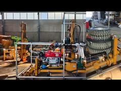 Ein genauerer Blick: Kleiner, leichtgängiger Traktor beim Bohren von Bohrlöchern mit Hydrauliksystem